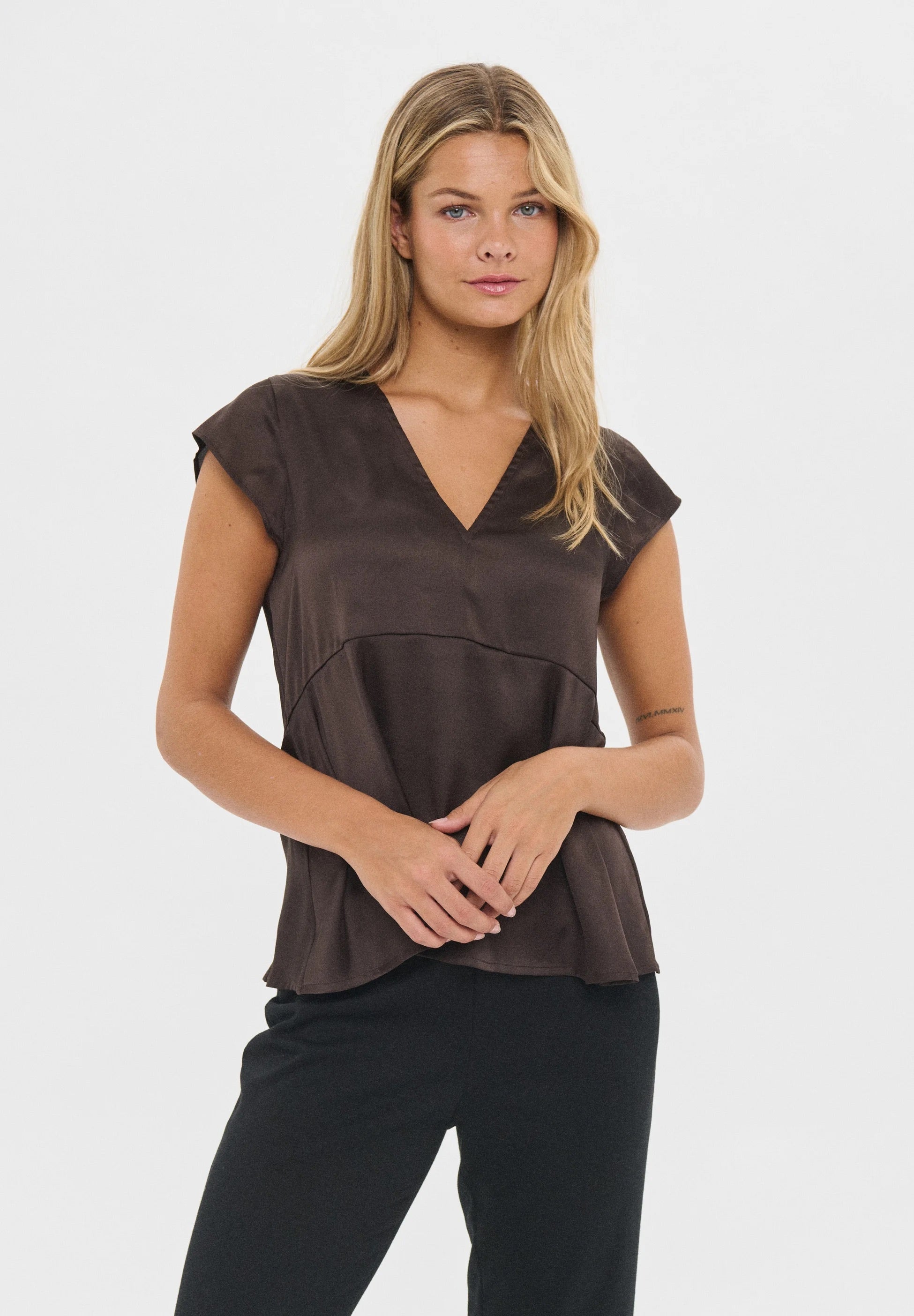 Saint Tropez SafinaSZ Short-Sleeve Blouse – Dark Oak
