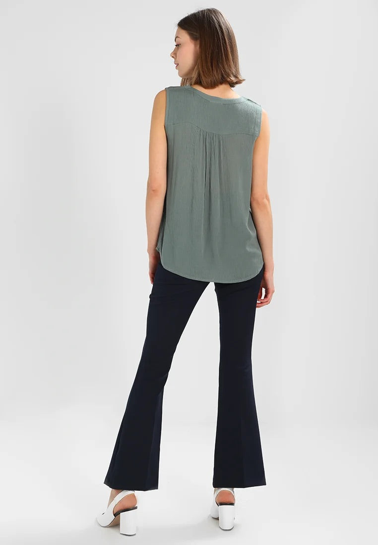 Kaffe Amber gyűrt hatású, V-nyakú felső – Dusty Jade