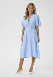 Kaffe KAjasmin elöl csavart midiruha – Placid Blue