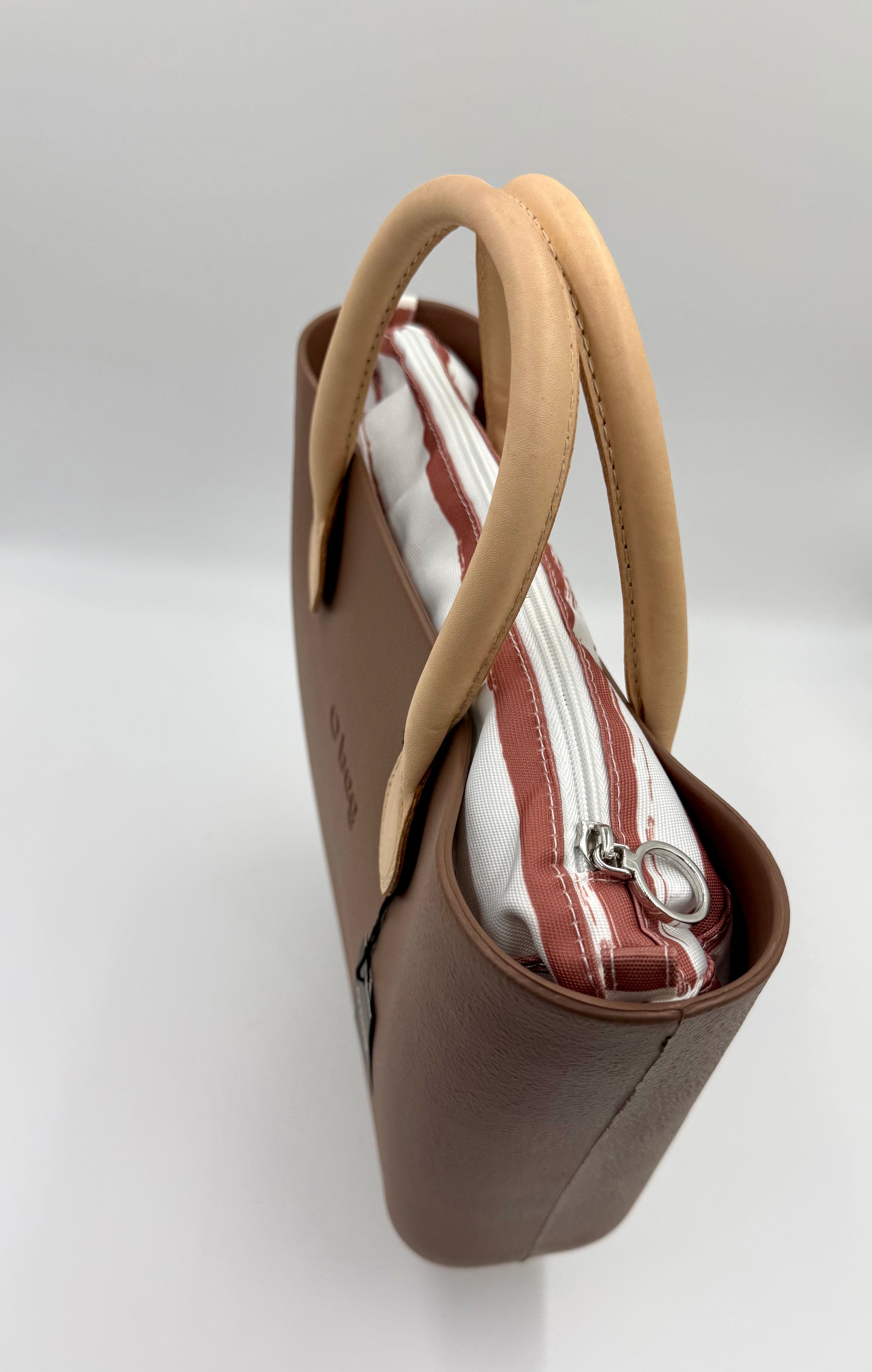 O bag Mini kézitáska csíkos béléssel – taupe
