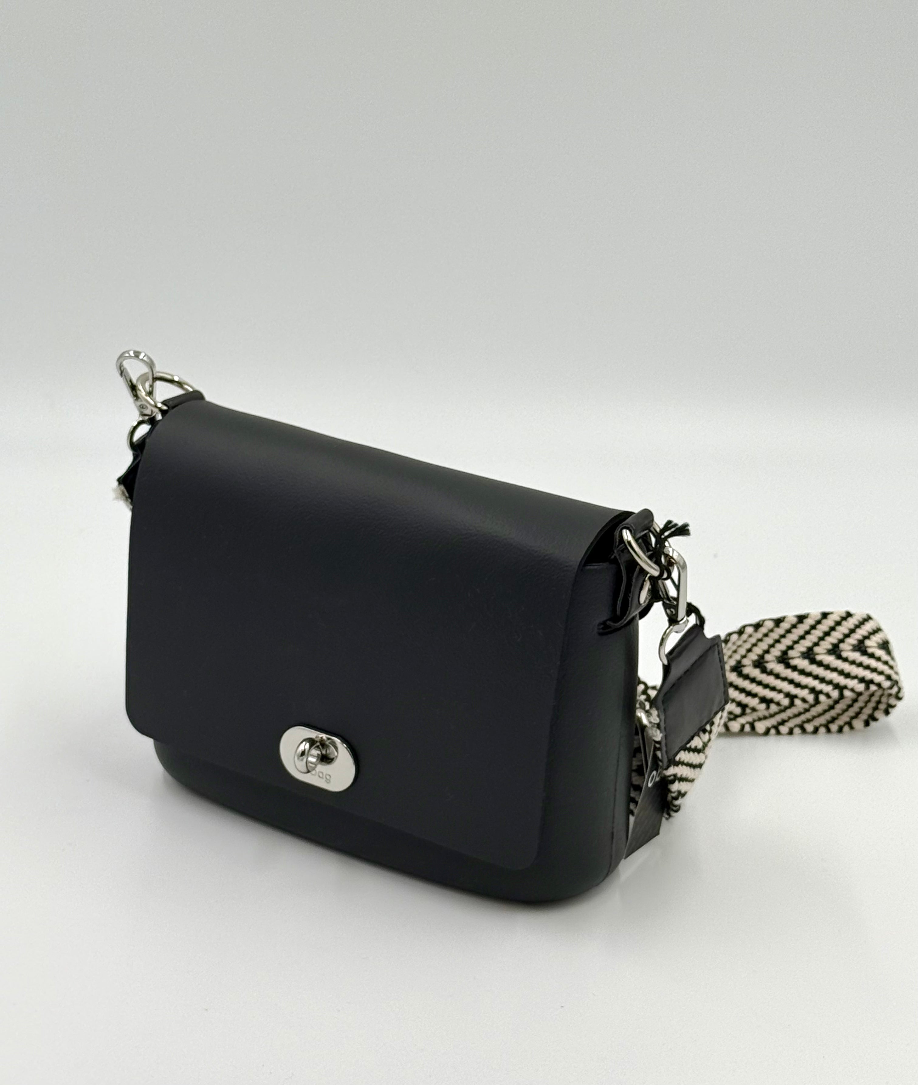 O bag O Pocket táska hangsúlyos pánttal