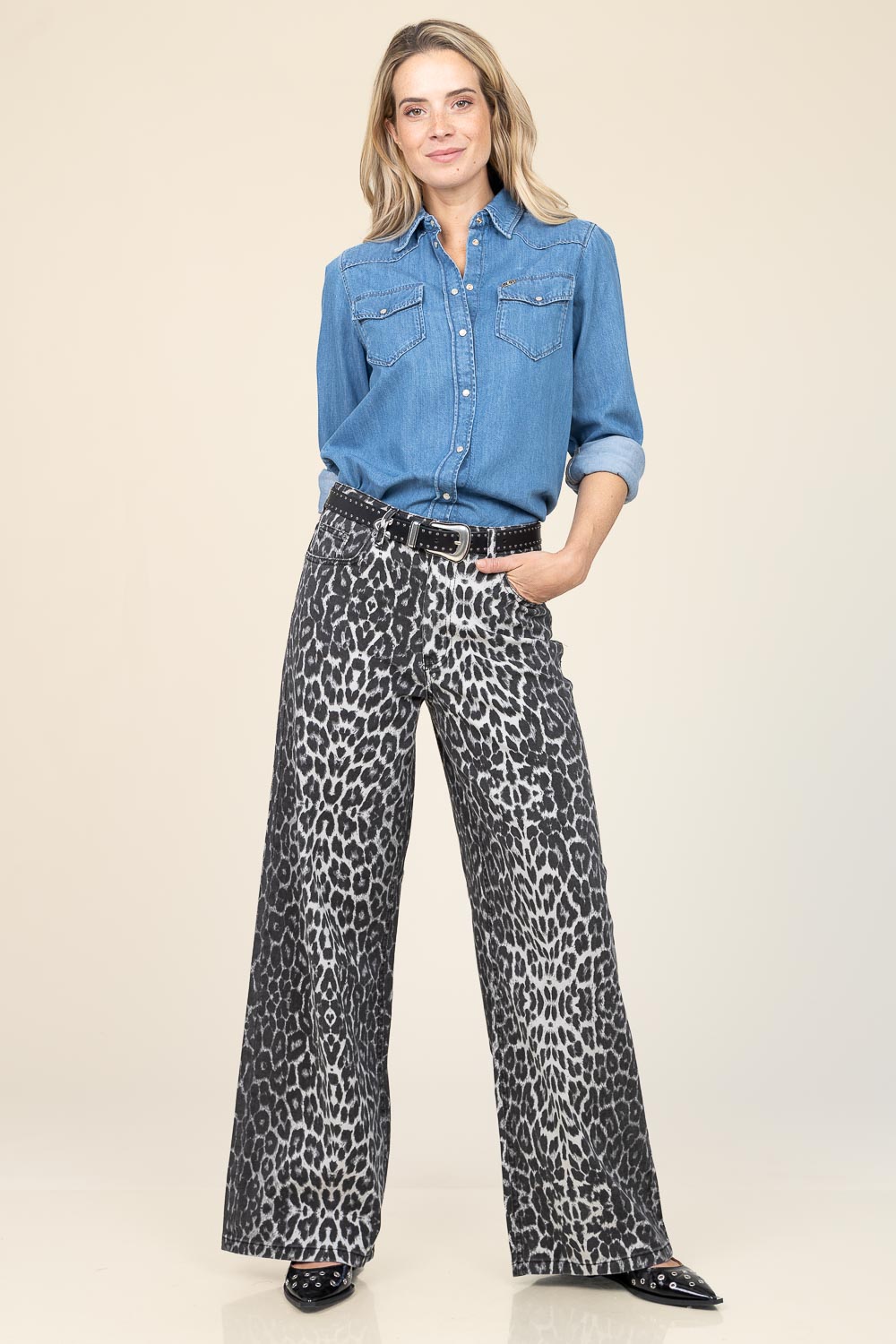 Co'couture Leo leopárdmintás, bő szárú farmernadrág – szürke
