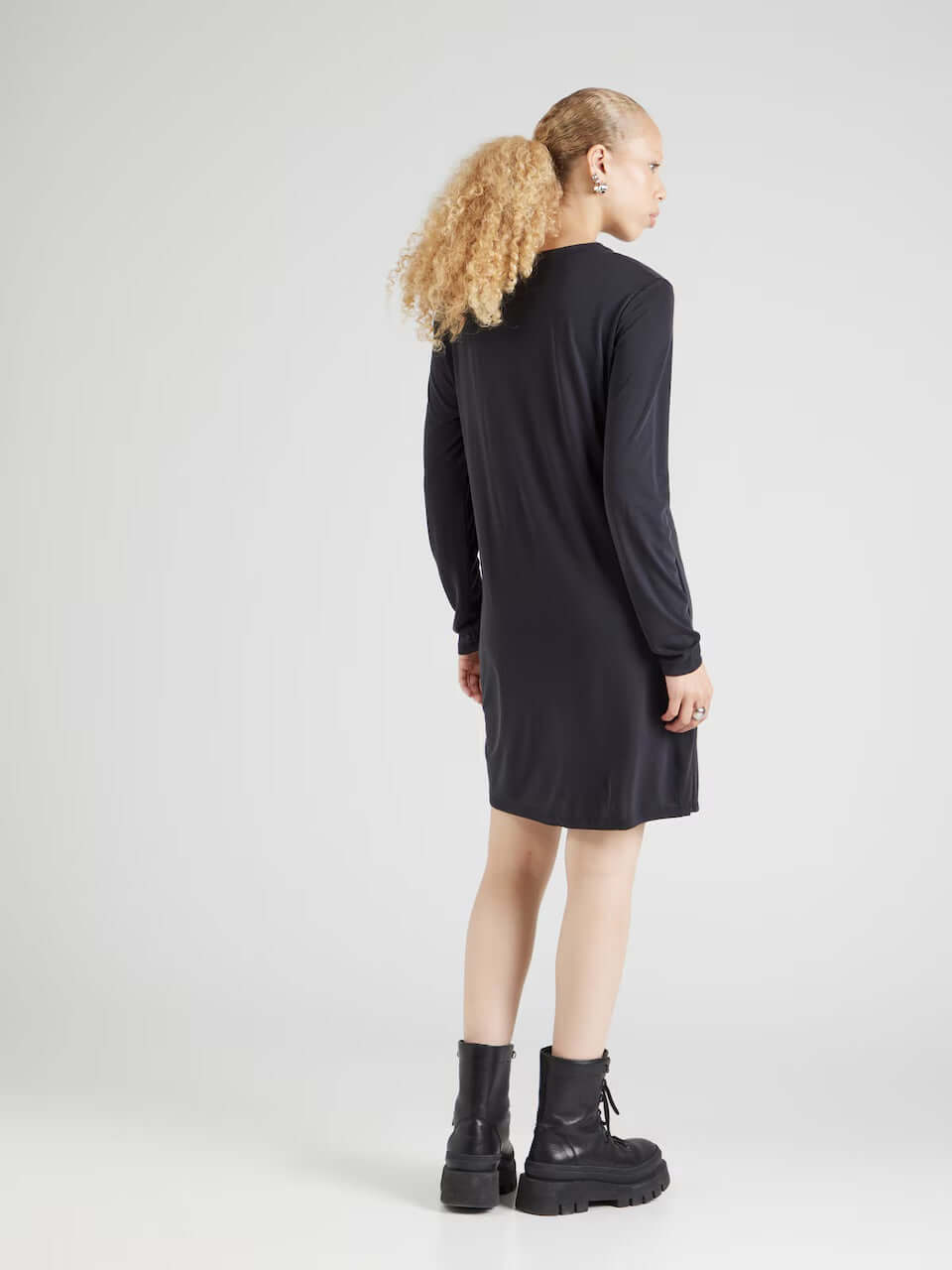 Pieces Pcanora Short Dress in black, women's fashion, elegant design, perfect for outlet and premium brands.