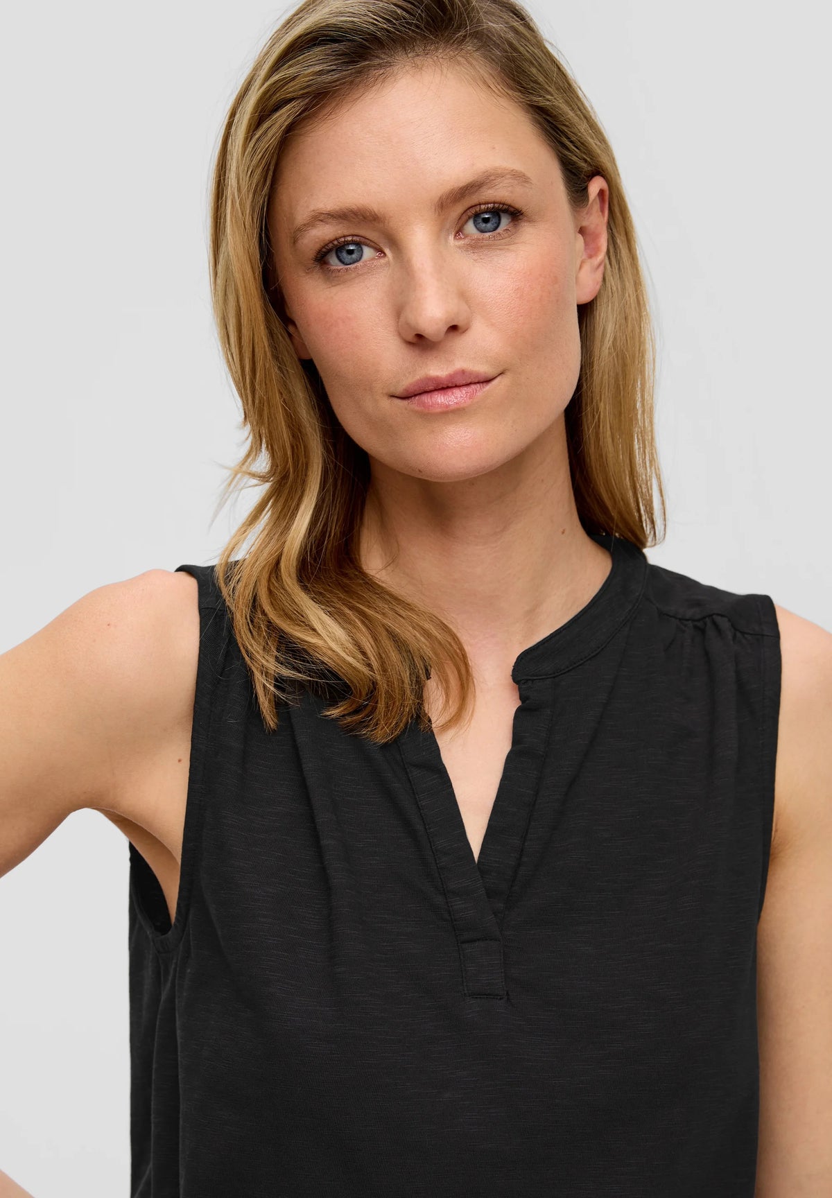 s.Oliver Sleeveless Blouse with V-Neck – Black