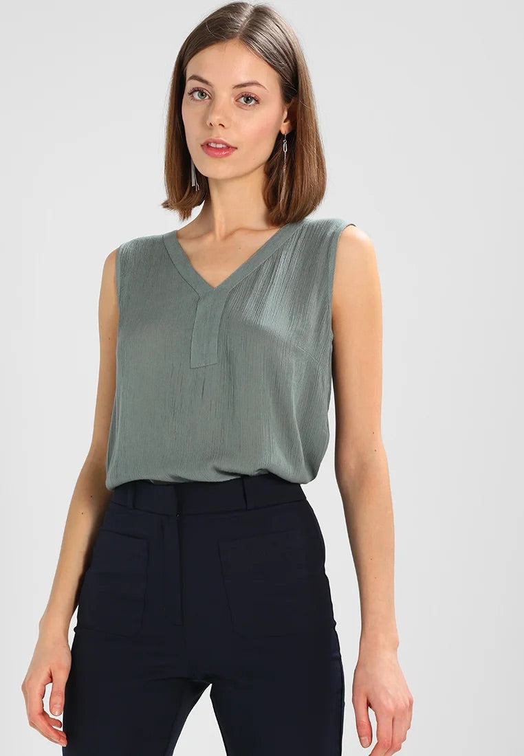 Kaffe Amber gyűrt hatású, V-nyakú felső – Dusty Jade