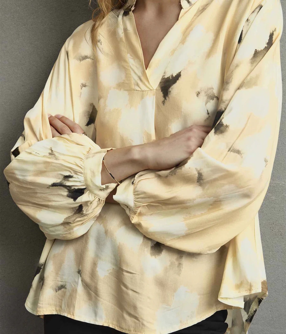 Sorbet Irina Abstract Print Blouse – Sandshell