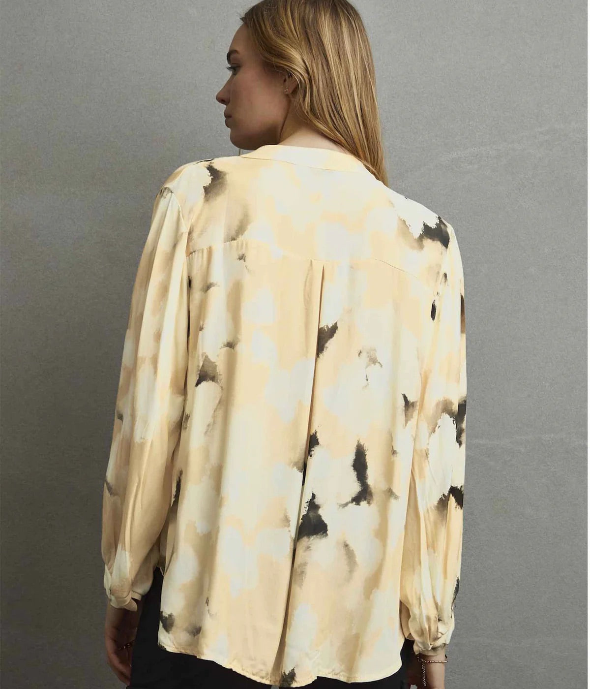 Sorbet Irina Abstract Print Blouse – Sandshell