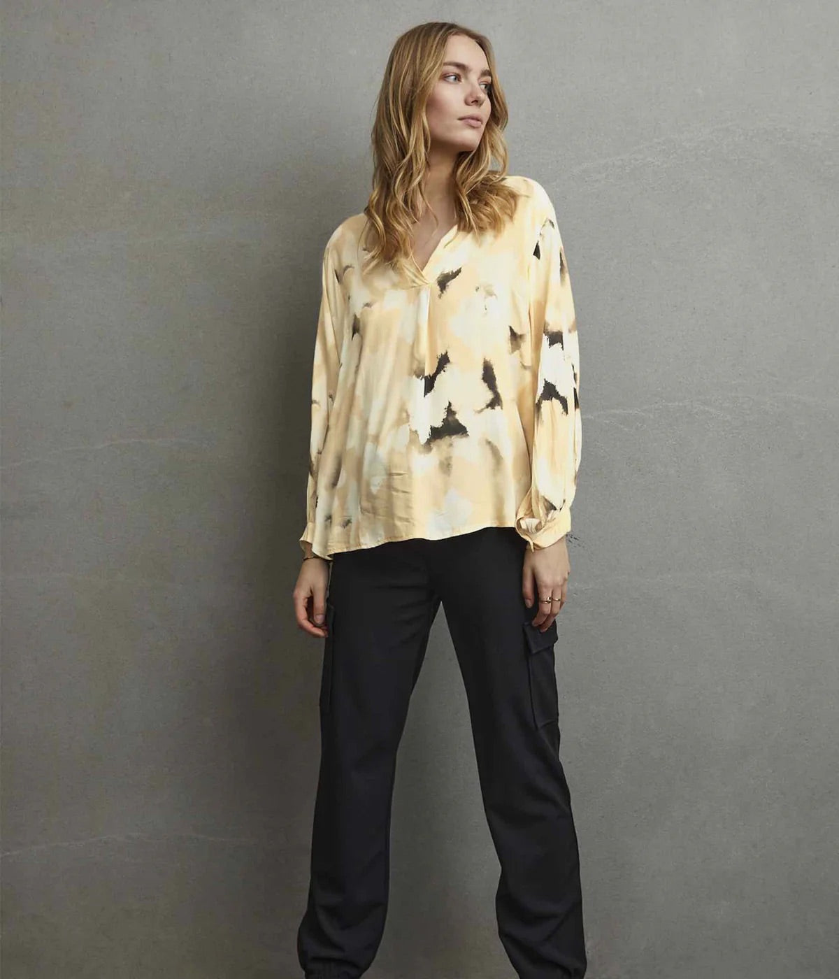 Sorbet Irina Abstract Print Blouse – Sandshell