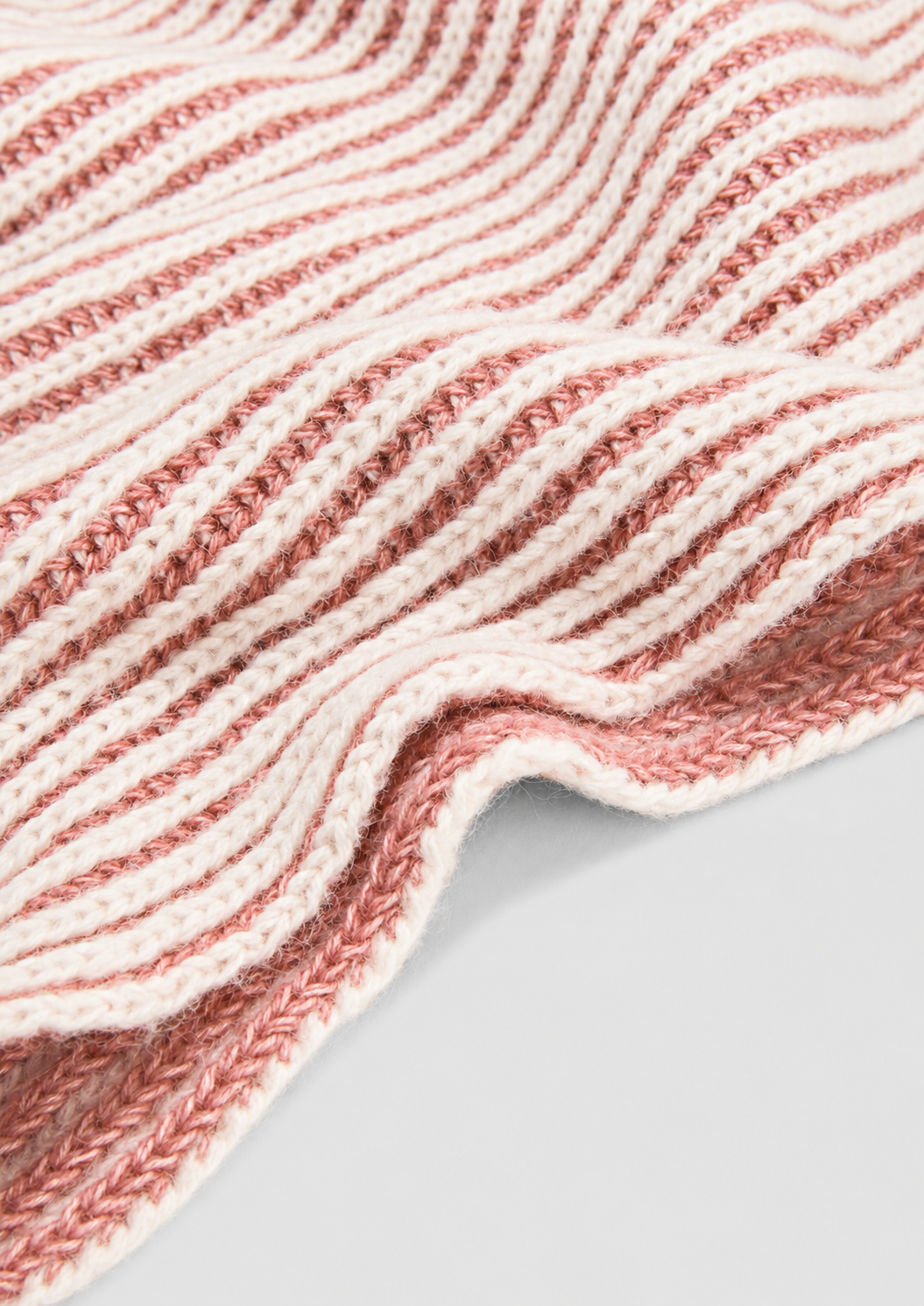 Close-up of the cream raised ribs and dusty pink knit of the s.Oliver snood.